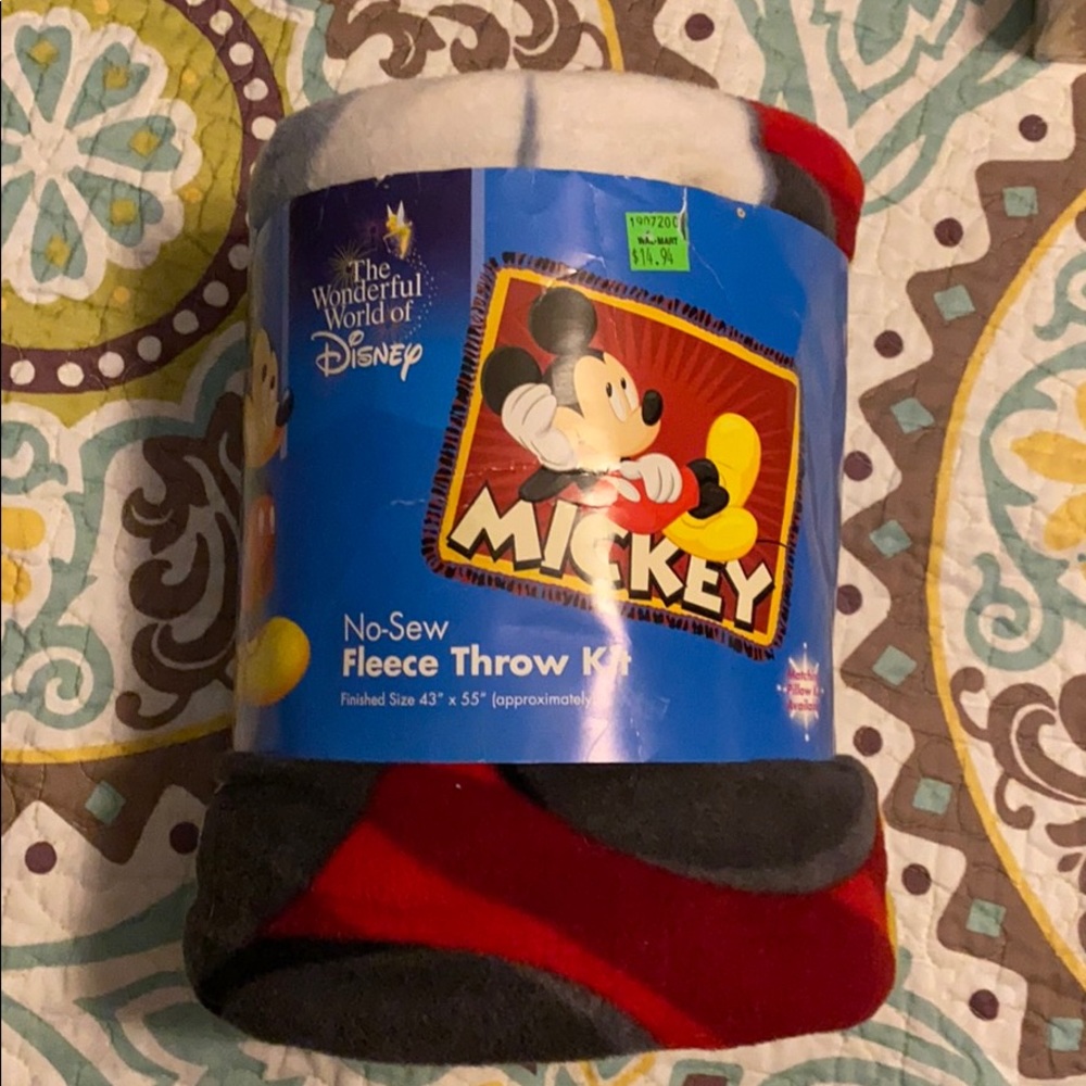 Mickey no sew fleece throw kit.